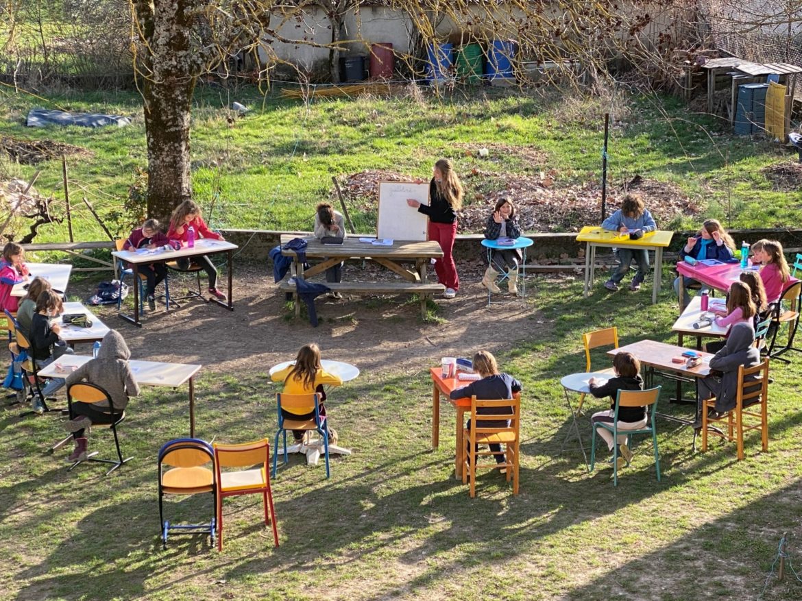 École Caminando - la classe en extérieur