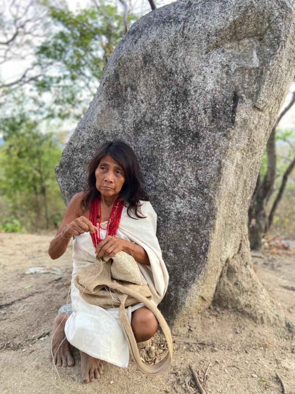 Indienne kogi tissant un sac de toile