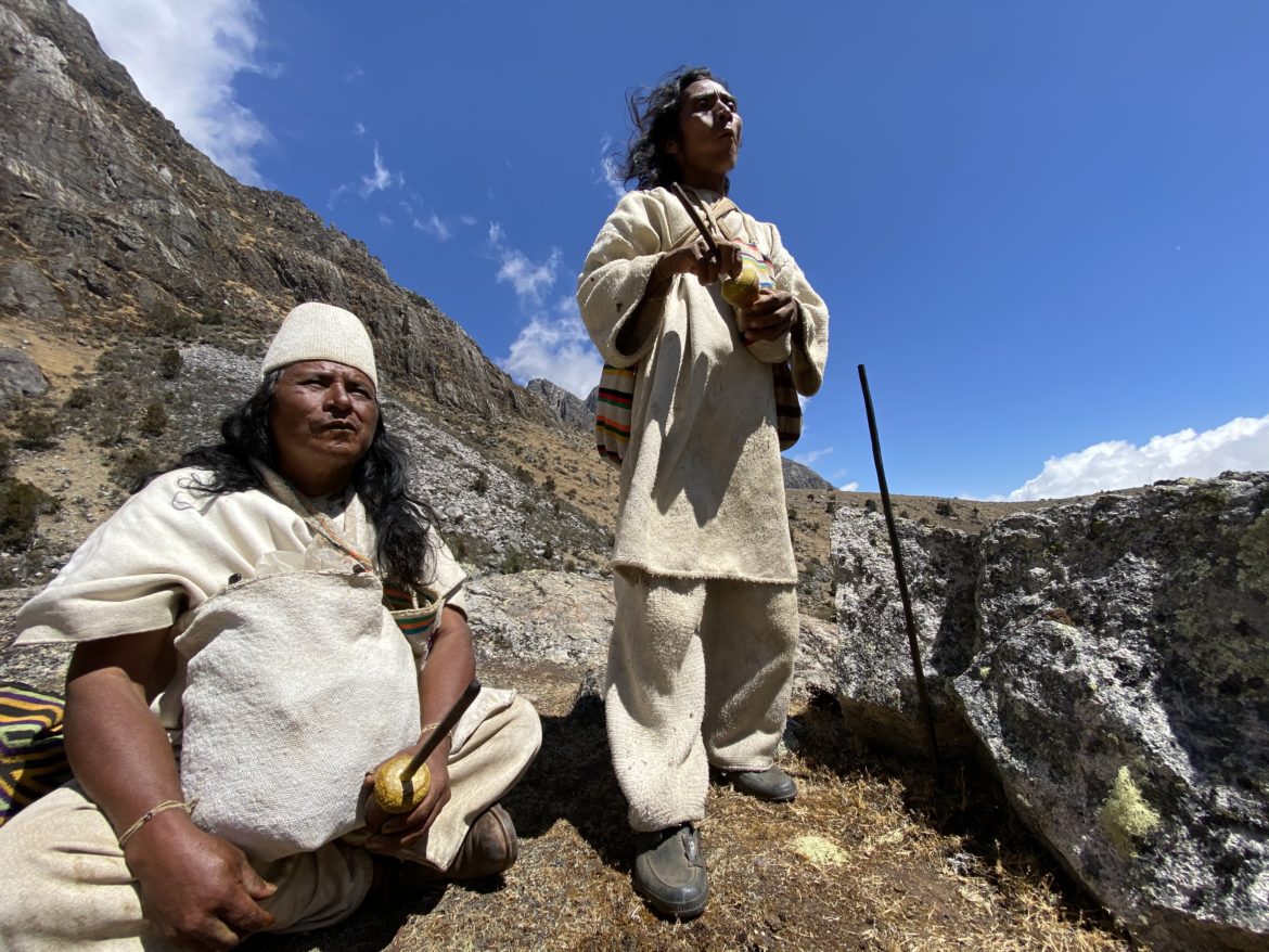 Indiens kogis sur fond de montagnes