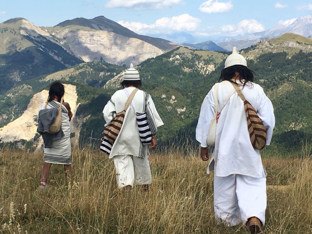 Kogis dans la Drôme sur fond de montagnes