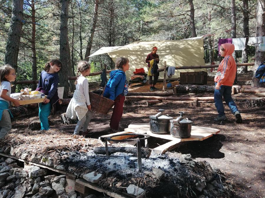 Les enfants installent le camp