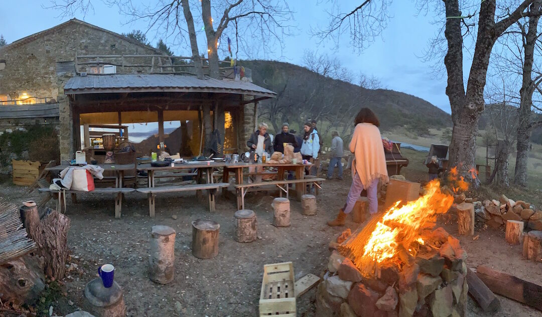 Feu de bûches au milieu du cercle de la Comtesse un soir d’automne