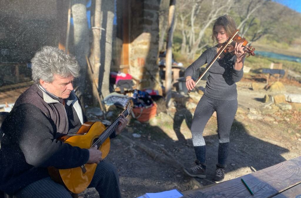 Julie et Éric jouent de la musique devant la Comtesse