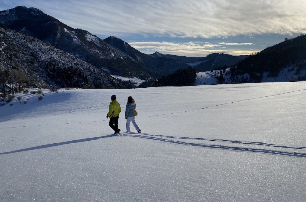 Marcher dans la neige vierge